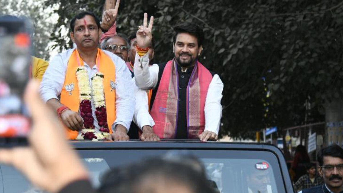 केंद्रीय सूचना और प्रसारण मंत्री अनुराग ठाकुर ने रोड शो किया.