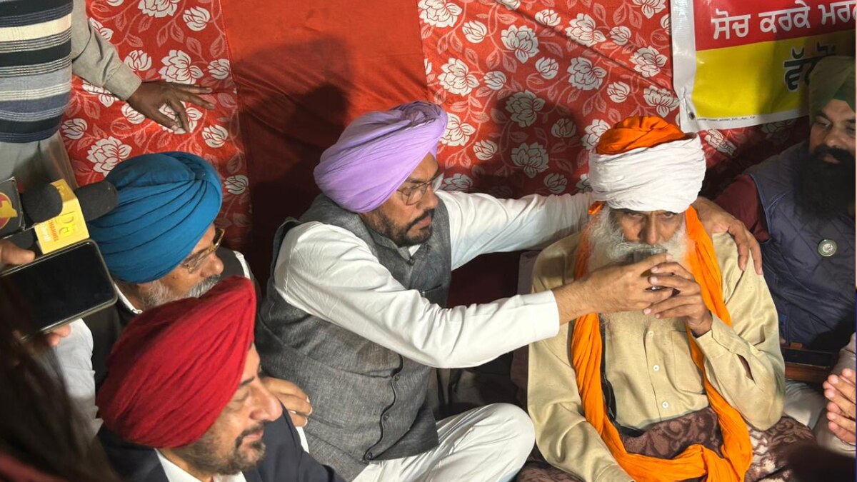 कृषि मंत्री कुलदीप सिंह धालीवाल ने जूस पिलाकर धरना खत्म करवाया. (फोटो- ट्विवर)
