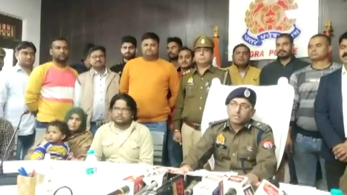 जानकारी देती आगरा पुलिस