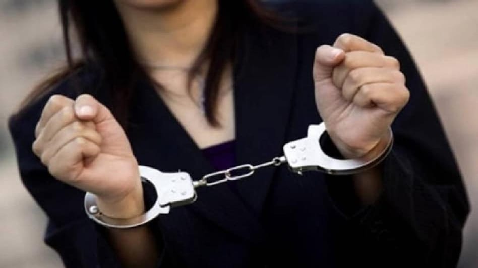 अंबाला में हेरोइन तस्करी के आरोप में मां-बेटी अरेस्ट, कार खुली तो सन्न थी पुलिस - heroin Smuggler woman arrested with daughter in Ambala 520 grams heroin recovered from car lclp - AajTak