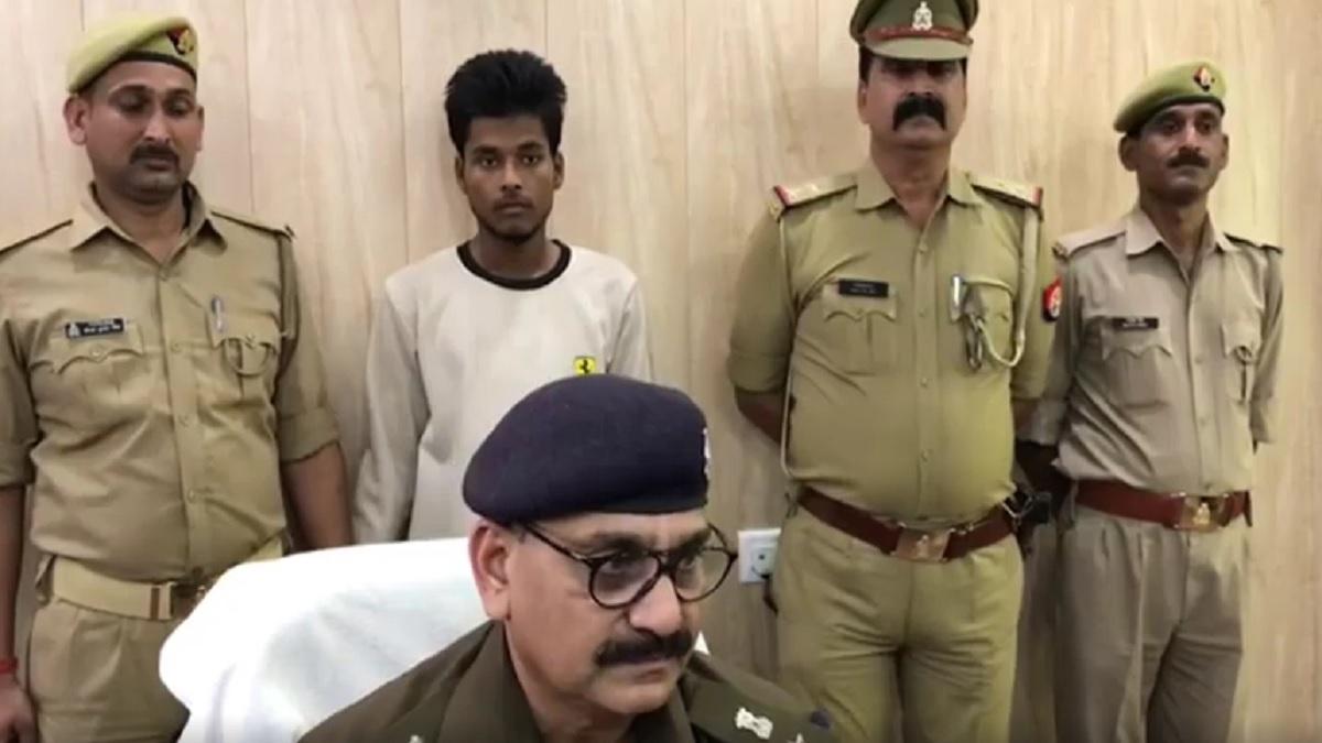 पुलिस गिरफ्त में प्रेमिका की हत्या का आरोपी.