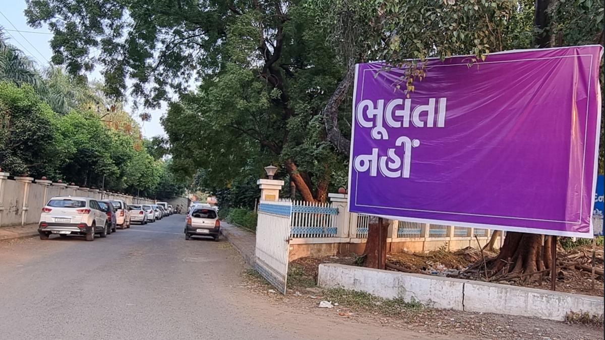 गुजरात में जगह-जगह लगे ‘भूलता नहीं’ के बैनर, लोगों में बढ़ी उत्सकुता, जानिए क्या है मामला