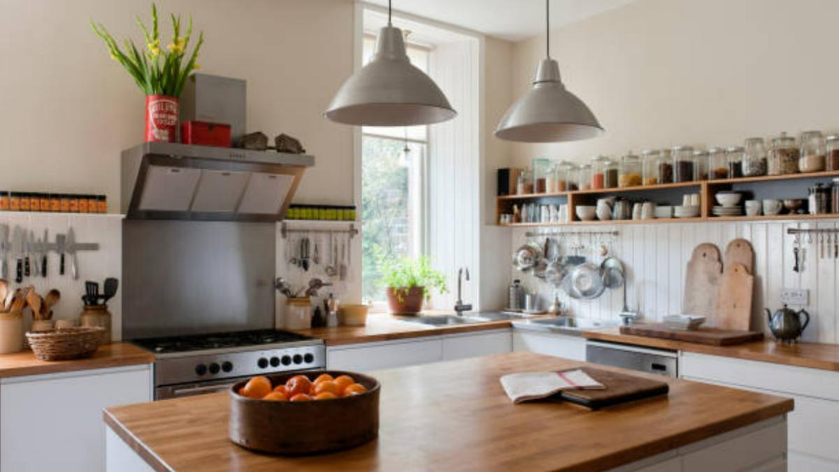 घर की किस दिशा में कौन सी चीजें रखना होता है शुभ, जान लें ये वास्तु टिप्स