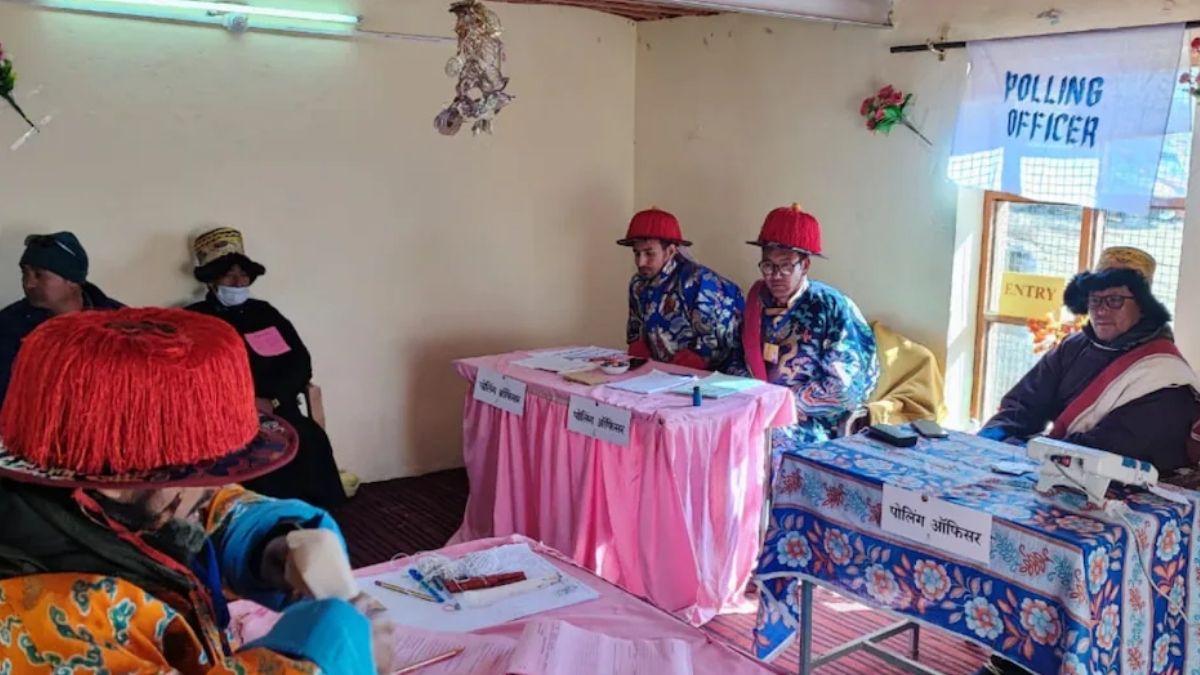 टाशीगंग मतदान केंद्र पर पोलिंग टीम ने मतदान कराया