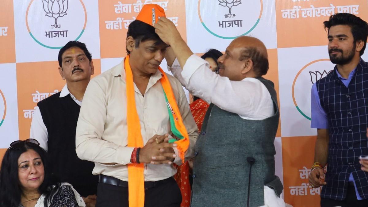 बीजेपी कार्यकर्ताओं के आप ज्वाइन करते ही रोहिणी विधायक विजेंद्र गुप्ता एक्टिव हुए और सभी की घर वापसी करा दी. (फोटो-फेसबुक)