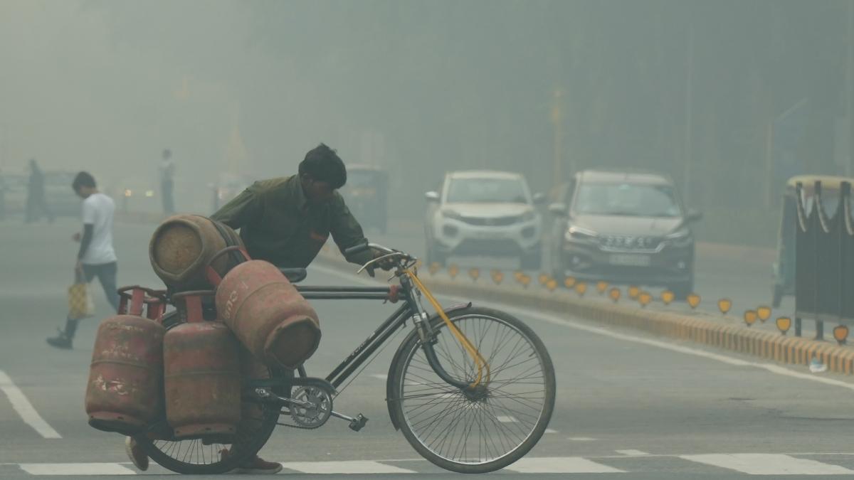 दिल्ली में हवा की क्वालिटी अभी भी बेहद खराब बनी हुई है. (फाइल फोटो-PTI)