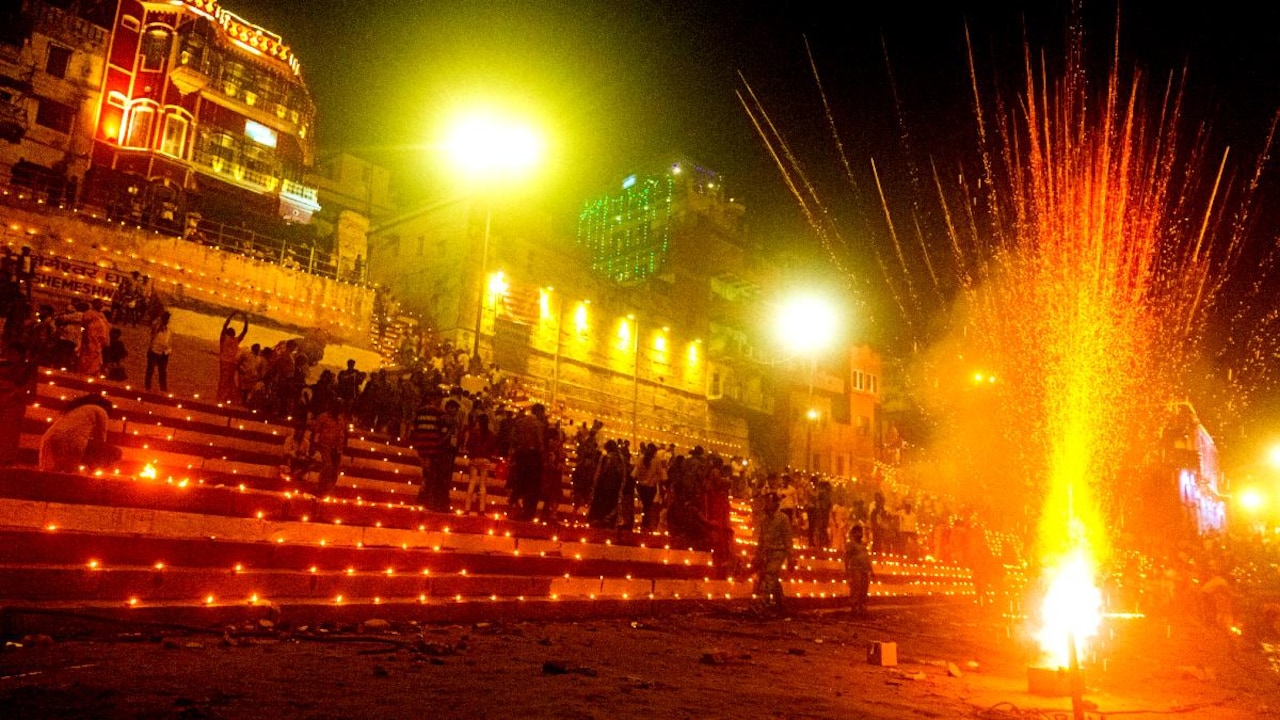 Dev Diwali 2022: कार्तिक पूर्णिमा के दिन ही क्यों मनाते हैं देव दीपावली? राक्षस से जुड़ी है पौराणिक कथा