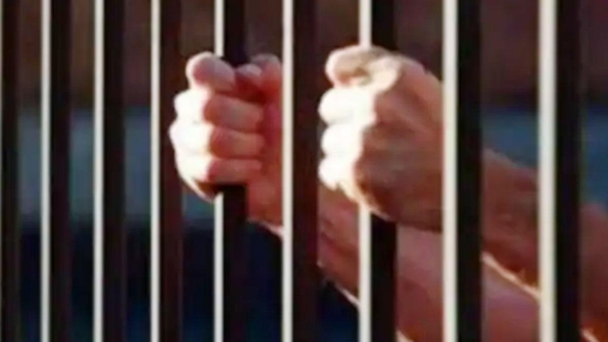 Deoria: दरवाजा खटखटाते रहे सिपाही... अस्पताल में इलाज करा रहा कैदी खिड़की तोड़कर भागा