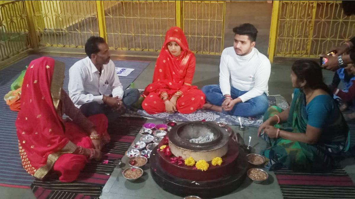 मुस्लिम लड़की ने धर्म बदलकर मंदिर में लिए सात फेरे 