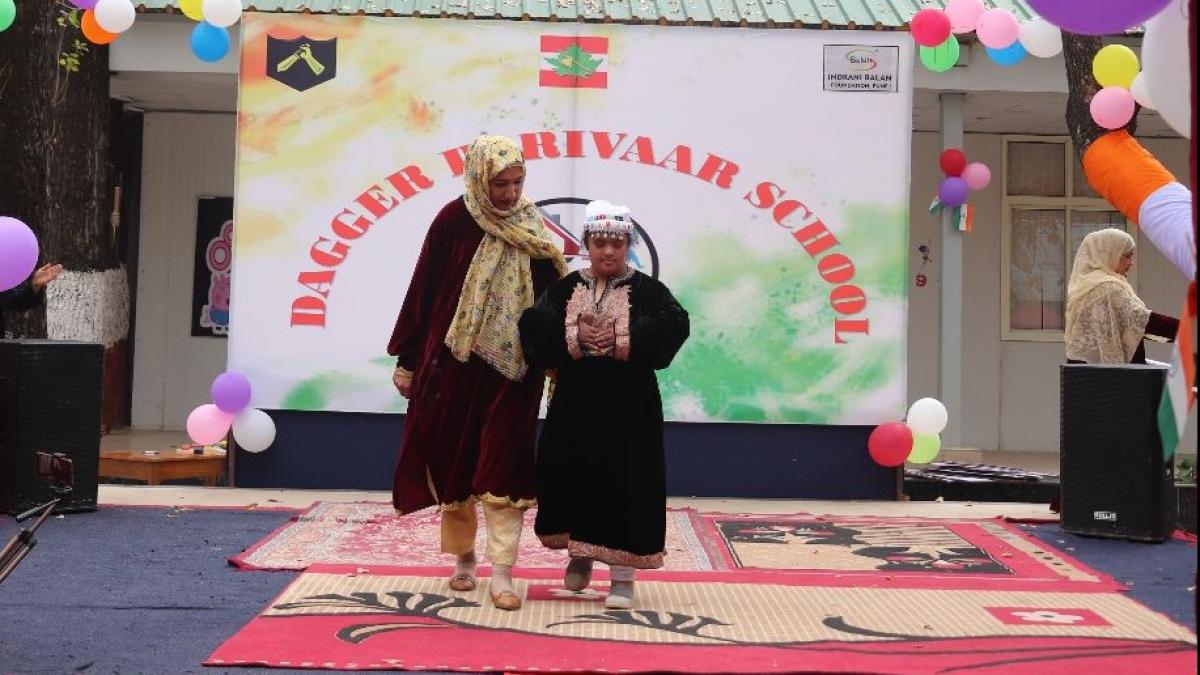 पहले वार्षिक समारोह के मौके पर हुनर दिखाते बच्चे