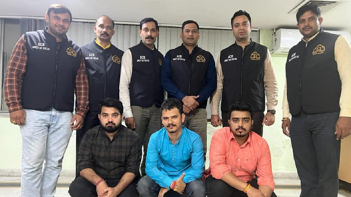 एसीबी की गिरफ्त में आरोपी.