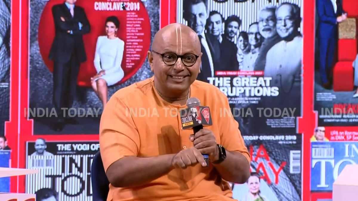 मंच पर स्वामी गौर गोपाल दास 