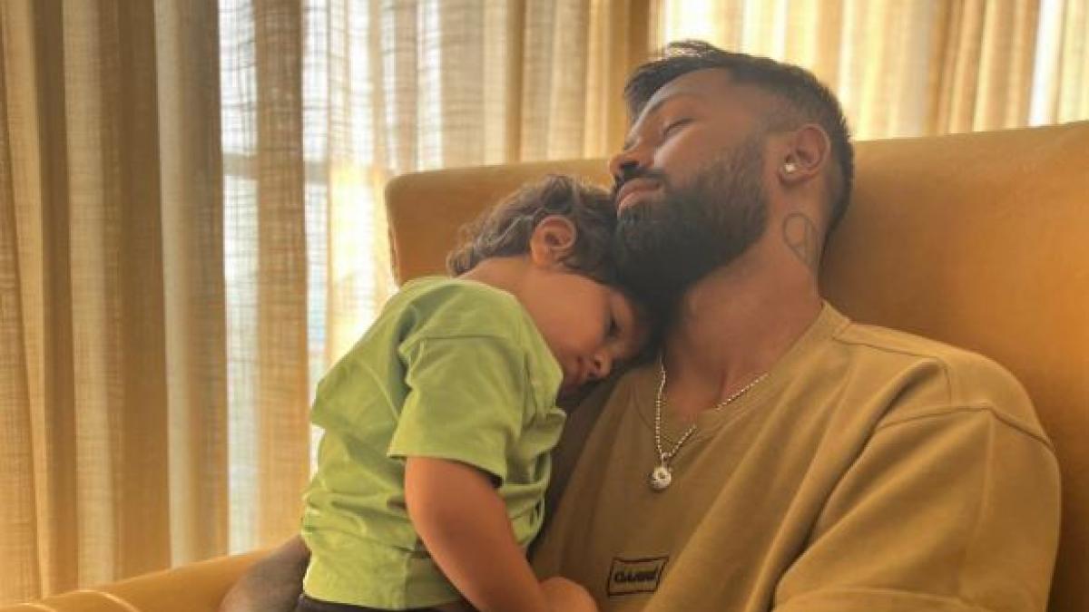 Hardik Pandya: हार्दिक पंड्या ने घर पहुंचते ही बेटे को लगाया गले, शेयर की क्यूट फोटोज