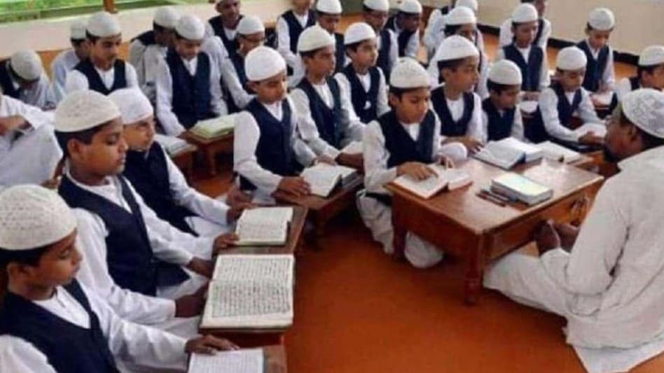 मदरसों में कक्षा 1 से 8 तक नहीं मिलेगी छात्रवृत्ति, केंद्र सरकार का फैसला - Scholarship has been stopped by the central government for madarsa students from 1 to 8th class ntc - AajTak