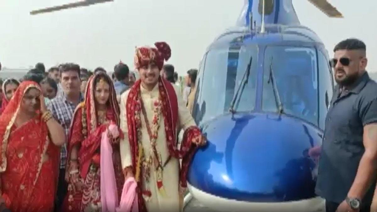 दुल्हा तुषार और दुल्हन अनिष्का हेलीकॉप्टर के साथ.