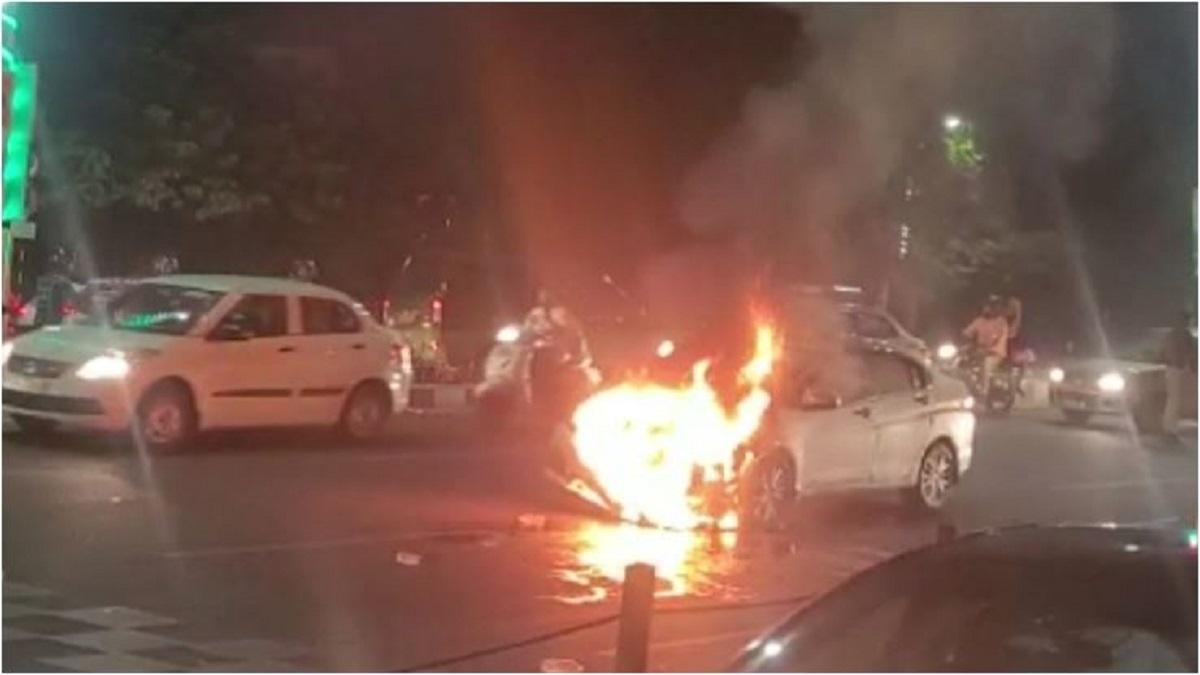 हादसे में बाल-बाल बचे दो लोग.