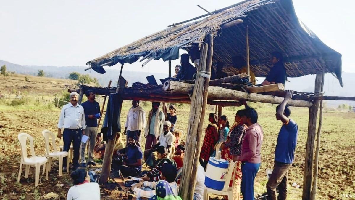 मचान पर बैठकर कर रहे आयुष्मान कार्ड का रजिस्ट्रेशन. (फोटो:Aajtak)