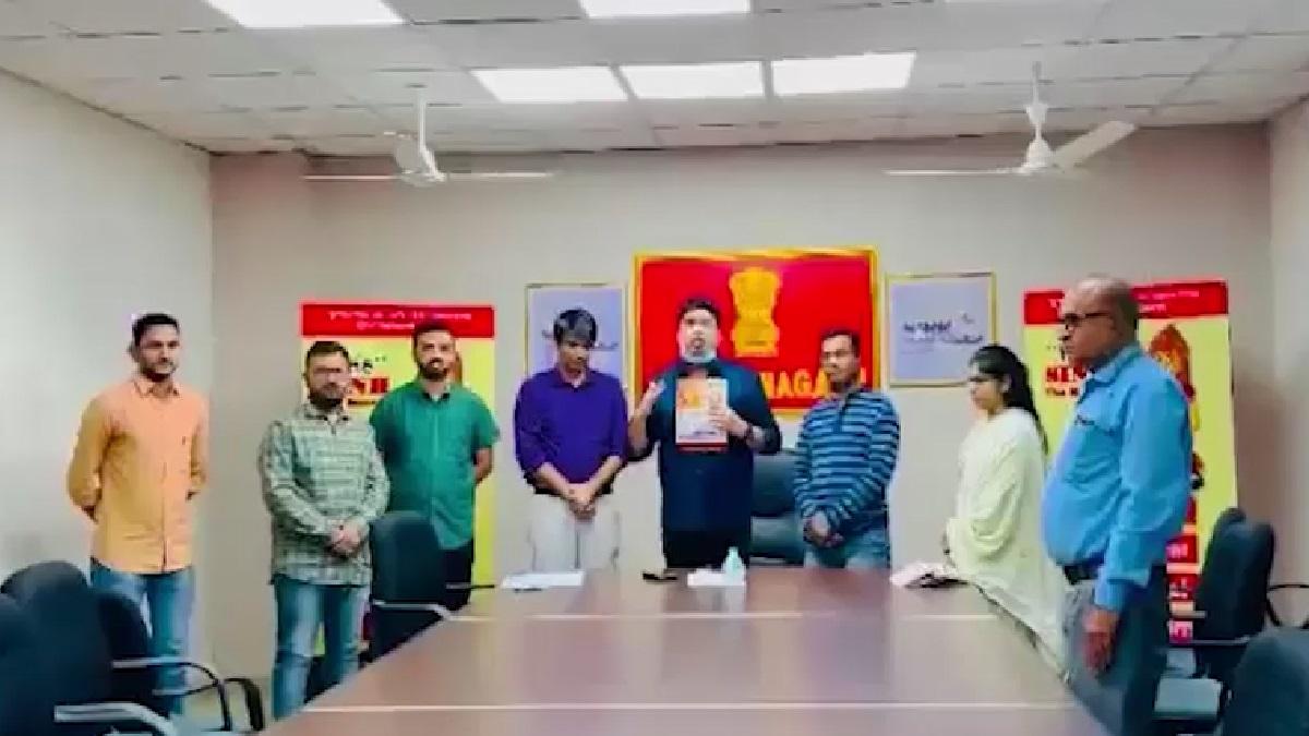 शादी के कार्ड की प्रशंसा करते अधिकारी