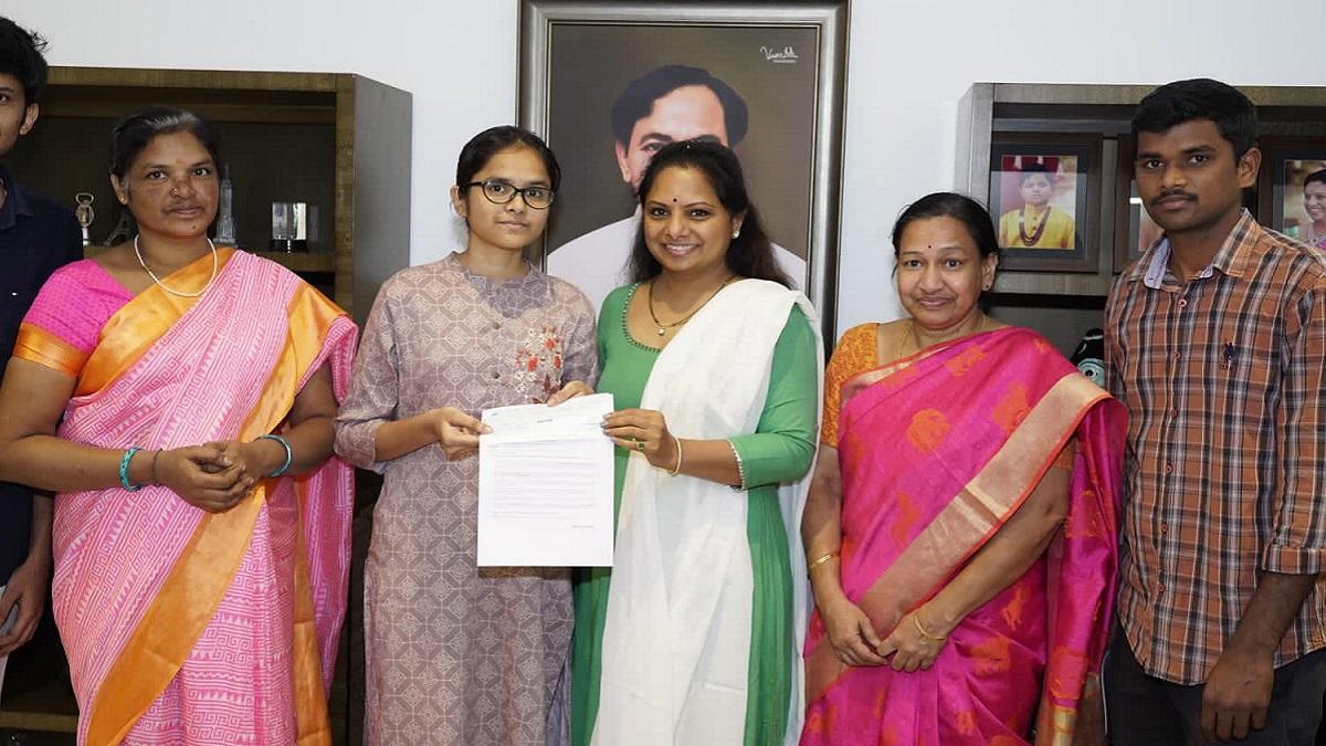 हरिका (बांए से दूसरे स्‍थान पर)