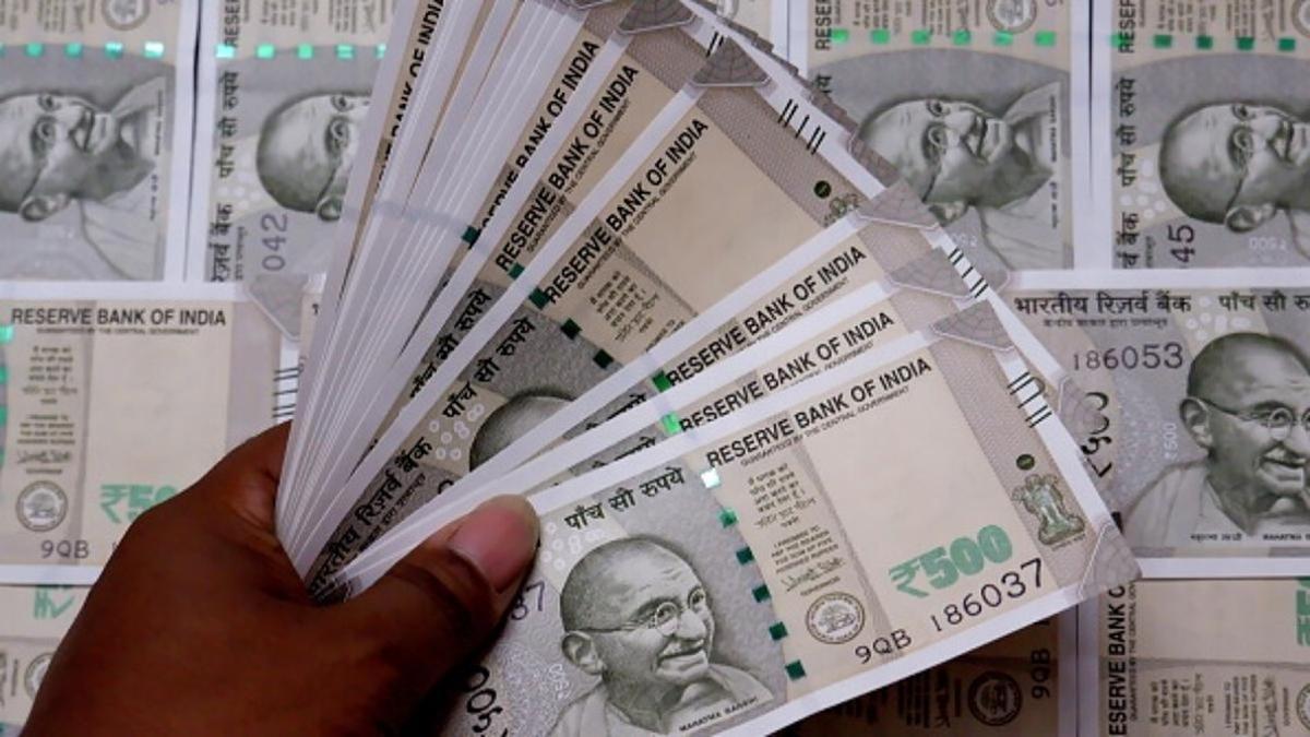 लॉटरी खुलने के बाद कबाड़ का काम करने वाले तिलक राज के घर में खुशी का माहौल है.