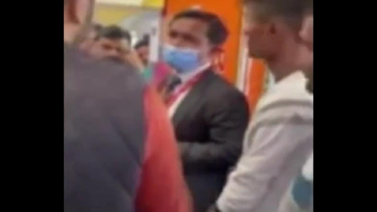 एयर एशिया की फ्लाइट लेट होने पर लखनऊ एयरपोर्ट पर मचा हंगामा.