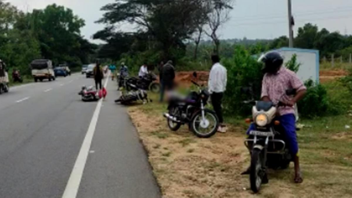 शख्स की पिटाई होती रही, लेकिन किसी ने नहीं बचाया. 