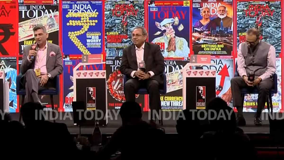 इंडिया टुडे कॉन्क्लेव के मंच पर अतुल सूरी, बालासुब्रमण्यम और रिदम देसाई