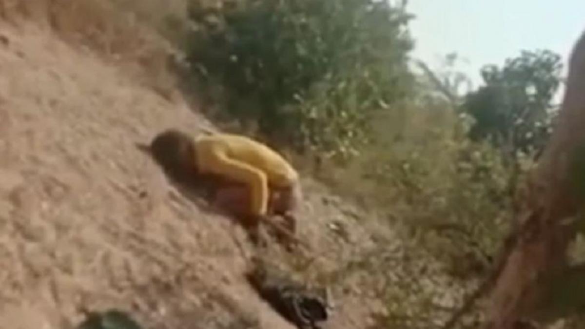 युवक के प्राइवेट पार्ट में डाल दी मिर्ची