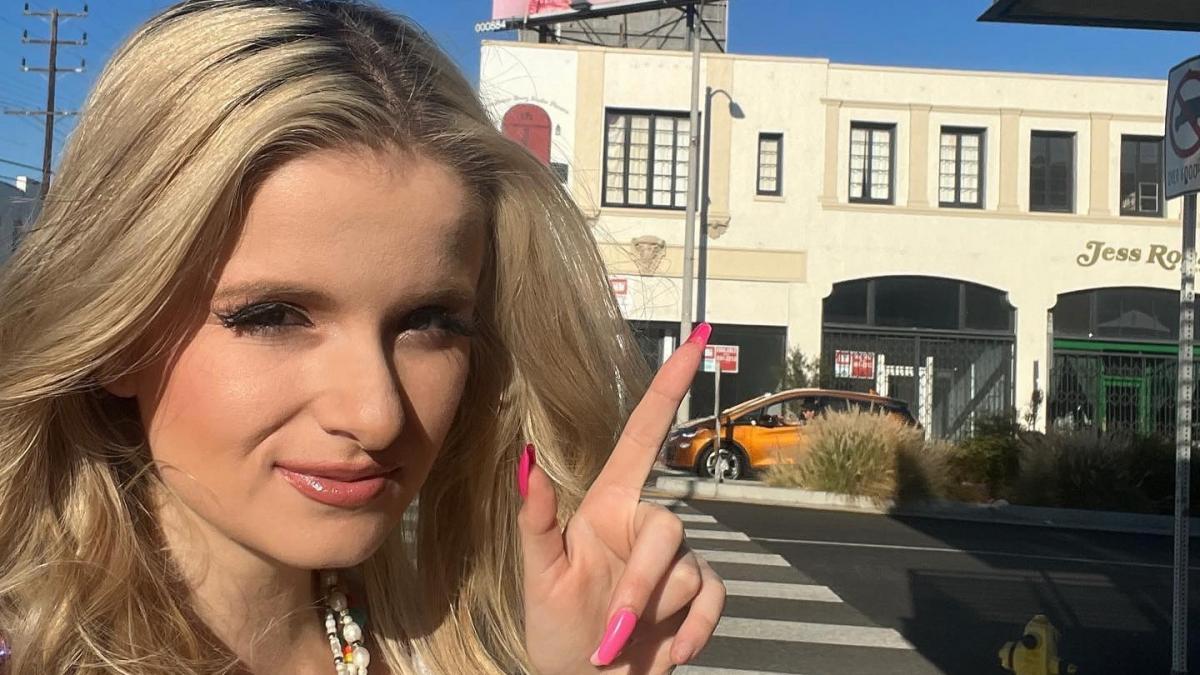 लड़की ने एक्स-बॉयफ्रेंड के घर के बाहर लगवाई अपनी होर्डिंग (फोटो- Izza Roze)