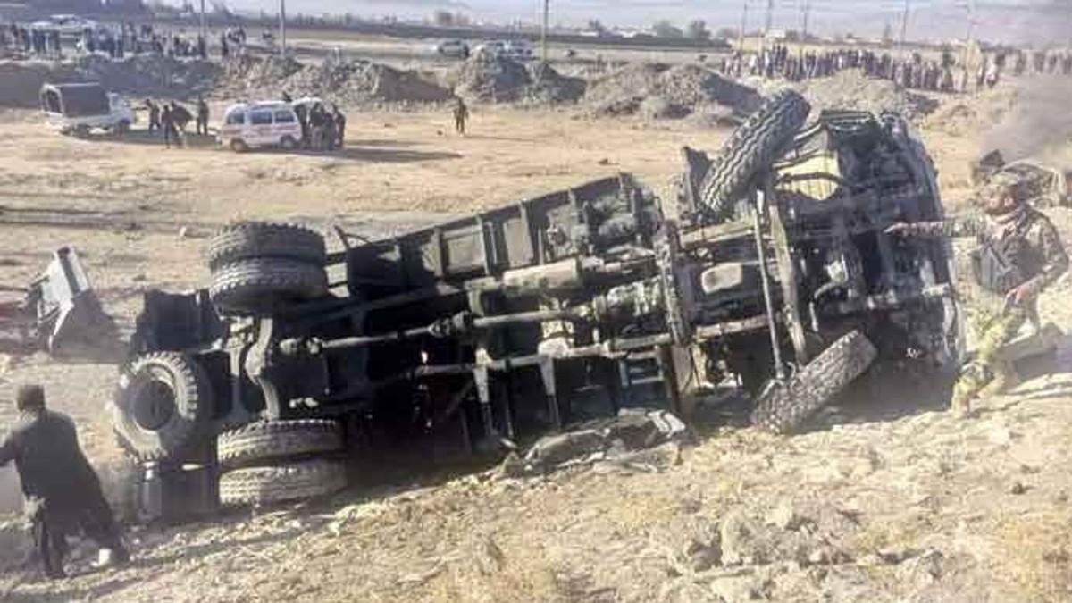 आत्मघाती हमले के बाद पलटी पुलिस की बस. (फोटो- जियो टीवी पाकिस्तान)