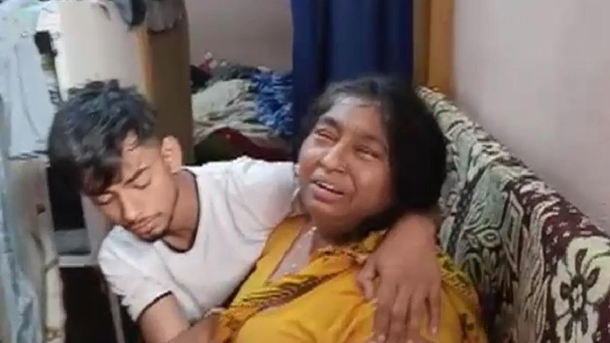 बेटे की मौत के बाद रोती-बिलखती मां