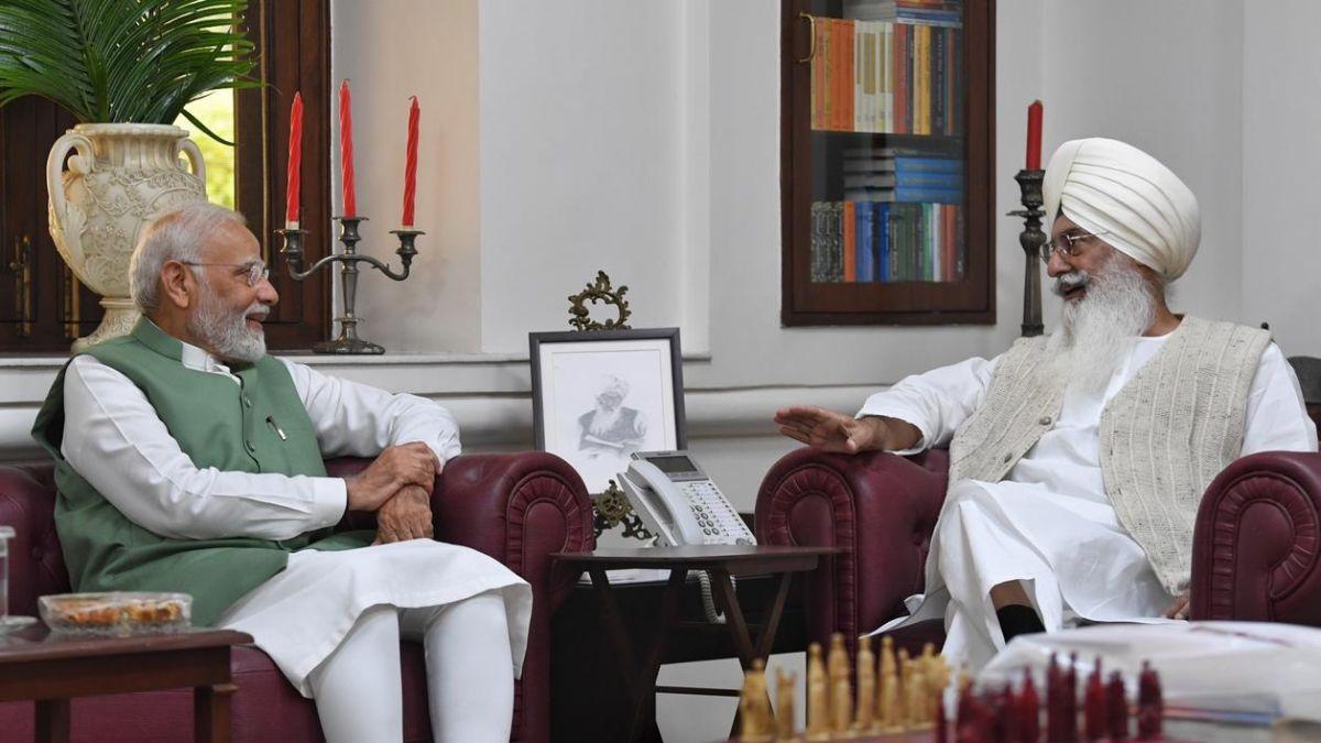 राधास्वामी ब्यास डेरे के प्रमुख से मुलाकात करते पीएम मोदी