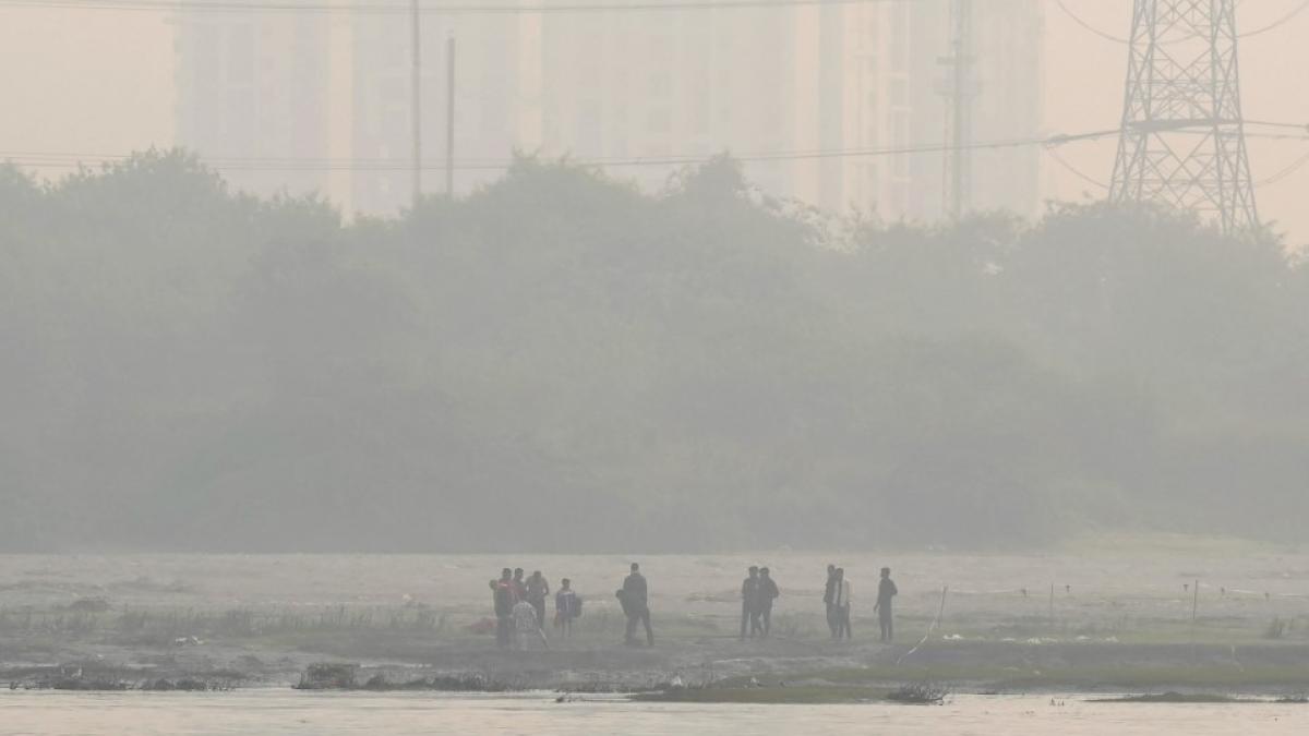 Delhi Pollution: प्रदूषण से घुटा दिल्ली का दम! आज भी खतरनाक स्तर पर कई इलाकों का AQI