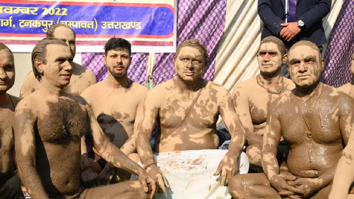 उत्तराखंड के मुख्यमंत्री पुष्कर सिंह धामी ने बॉडी पर लगाया मिट्टी का लेप