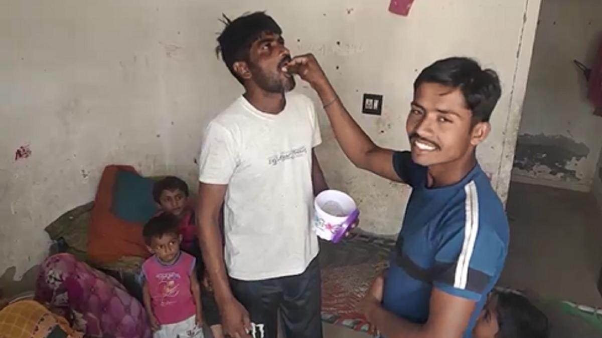 पाकिस्तान से आए परिवार के लोगों ने एक-दूसरे को मिठाई खिलाकर मनाई खुशी