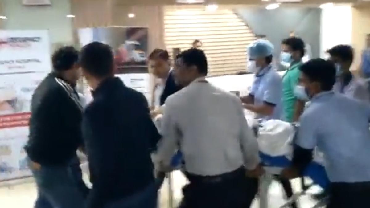 रीजेंसी हॉस्पिटल के मालिक के बेटे डॉक्टर अभिषेक को इलाज के लिए ले जाते परिजन.