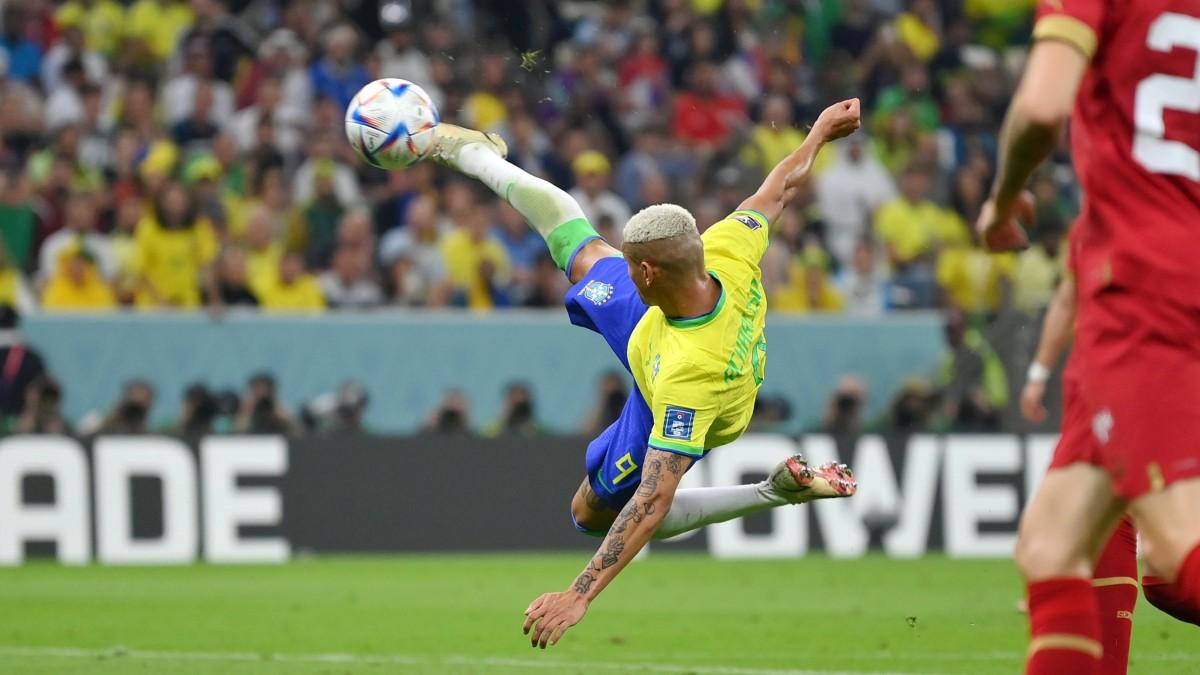 ब्राजील के रिचार्लिसन ने हवा में डाइव लगाकर शानदार शॉट से दमदार गोल दागा. (Twitter/FIFA)