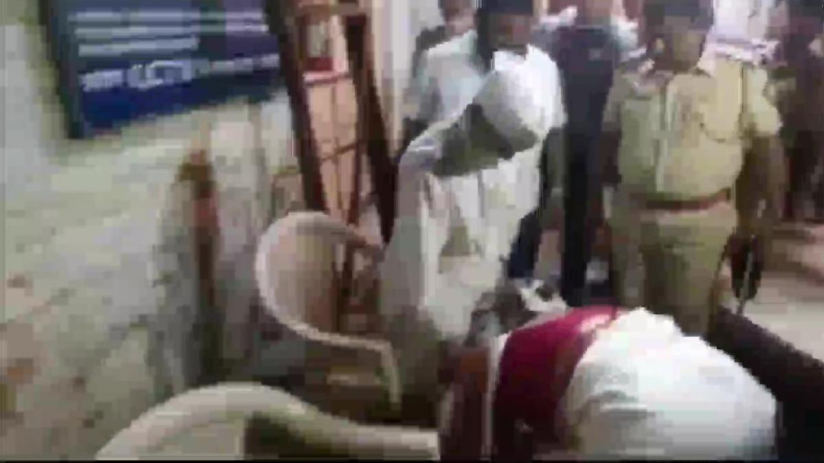 बिंदी न लगाने पर जर्नलिस्ट से नहीं की थी बात, अब उन्हीं संभाजी भिड़े के सुधा मूर्ति ने क्यों छुए पैर?