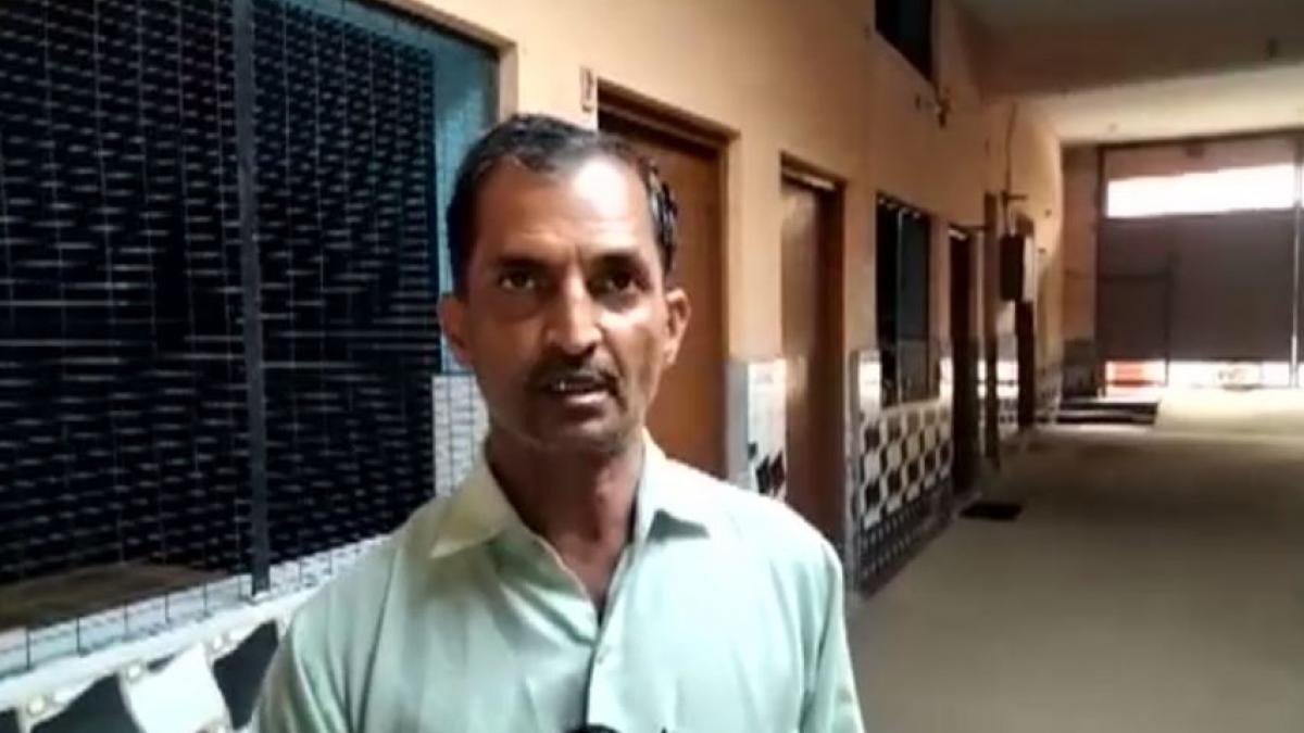 शौच करने पर स्कूल ने काट दिया नाम