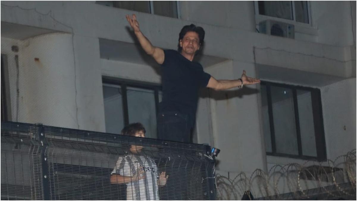 बादशाह के जन्मदिन का जश्न, आधी रात को मन्नत के बाहर पहुंचे हजारों फैन्स, शाहरुख ने कहा- शुक्रिया - Shah rukh khan birthday fans gathered outside mannat to wish SRK tmova - AajTak