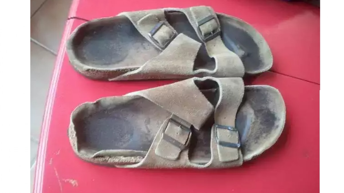 इन सैंडल्स की बोली करोडों में लगी है (Photo:Facebook/Mark Scheff)