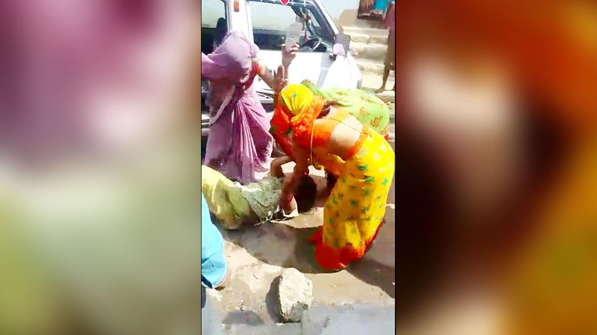 पुलिस के सामने दो महिलाओं को निर्वस्त्र कर पीटा गया