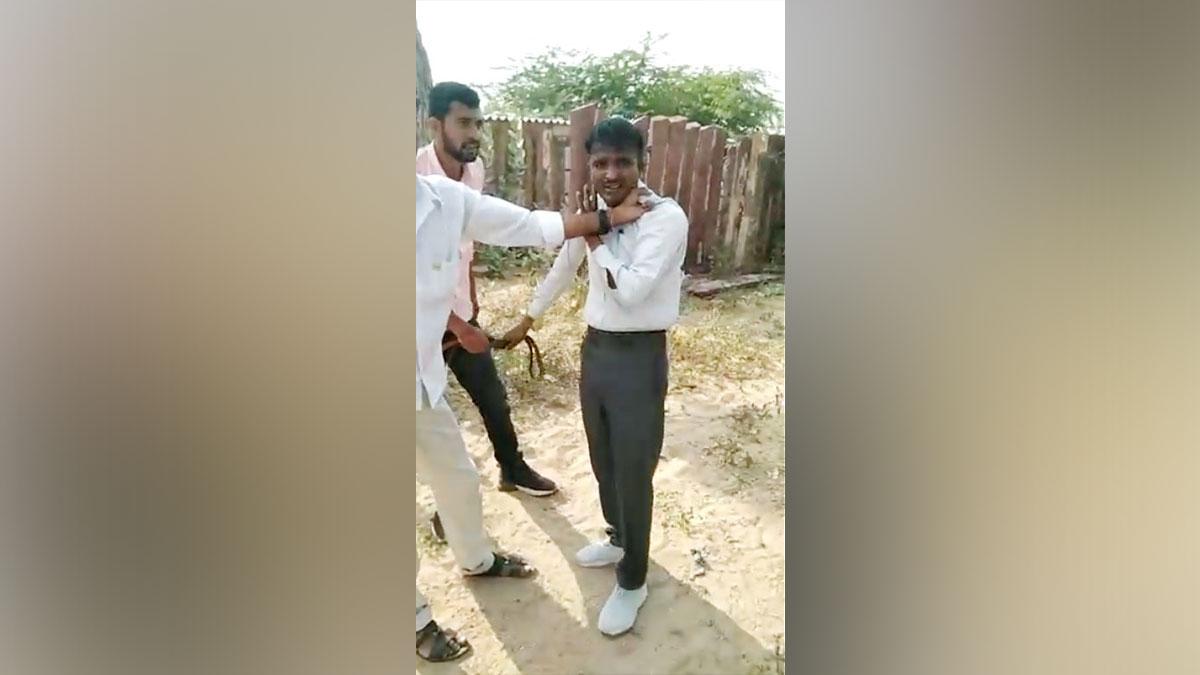 छात्रा से छेड़छाड़ के आरोप में टीचर की पिटाई 