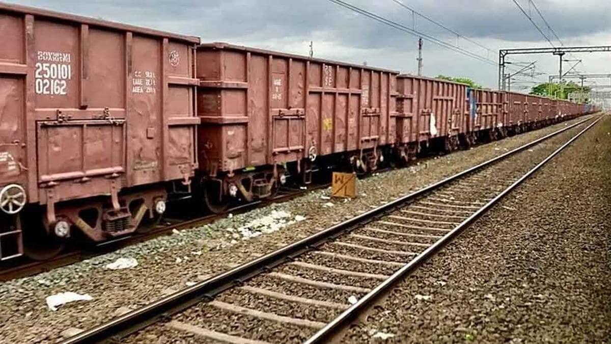 Indian Railways: ट्रेन हादसे में दो की मौत, इस रूट पर कई गाड़ियां रद्द, जानें डिटेल