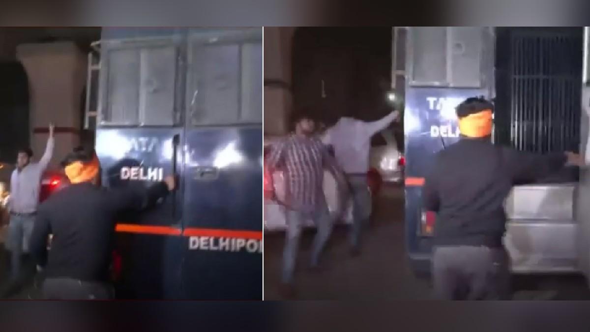 दिल्ली के रोहिणी में श्रद्धा मर्डर केस के आरोपी आफताब पर कुछ लोगों ने हमला करने की कोशिश की.