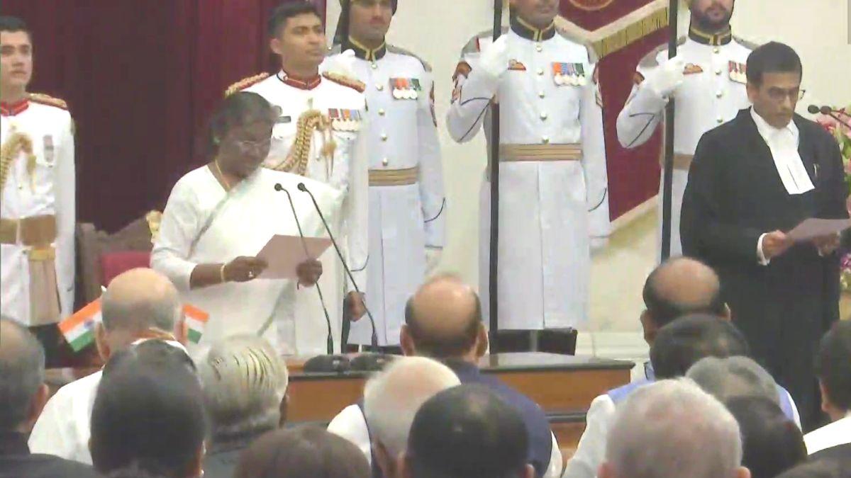 भारत के 50वें चीफ जस्टिस बने जस्टिस डीवाई चंद्रचूड़, राष्ट्रपति मुर्मू ने दिलाई शपथ