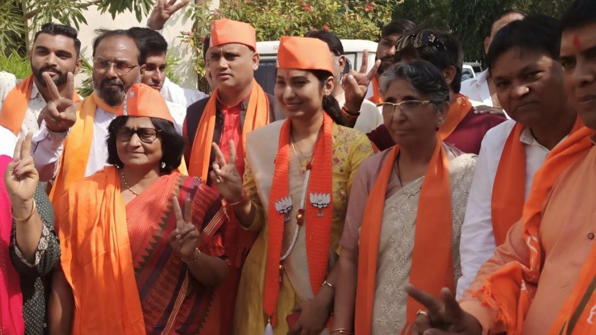 नरोदा से बीजेपी उम्मीदवार पायल कुकरानी ने भरा पर्चा