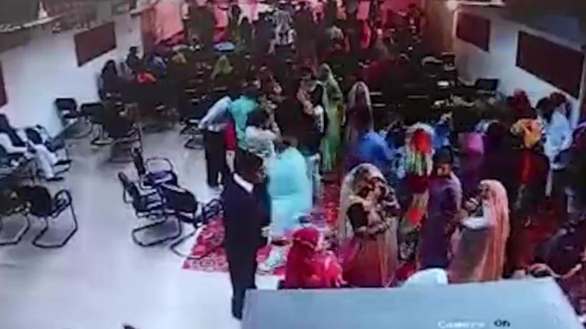 शादी में घुसे बदमाशों ने तोड़फोड़ कर की मारपीट. (Photo: Video Grab)