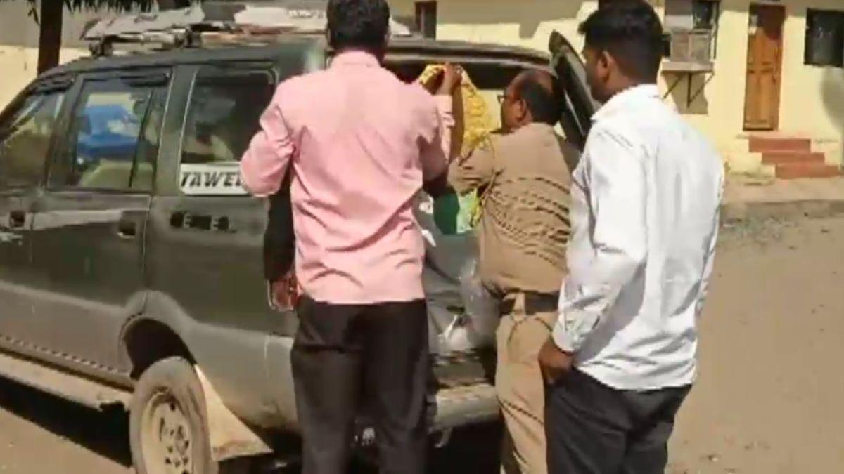 आरोपियों की गाड़ी की जांच करती पुलिस टीम.