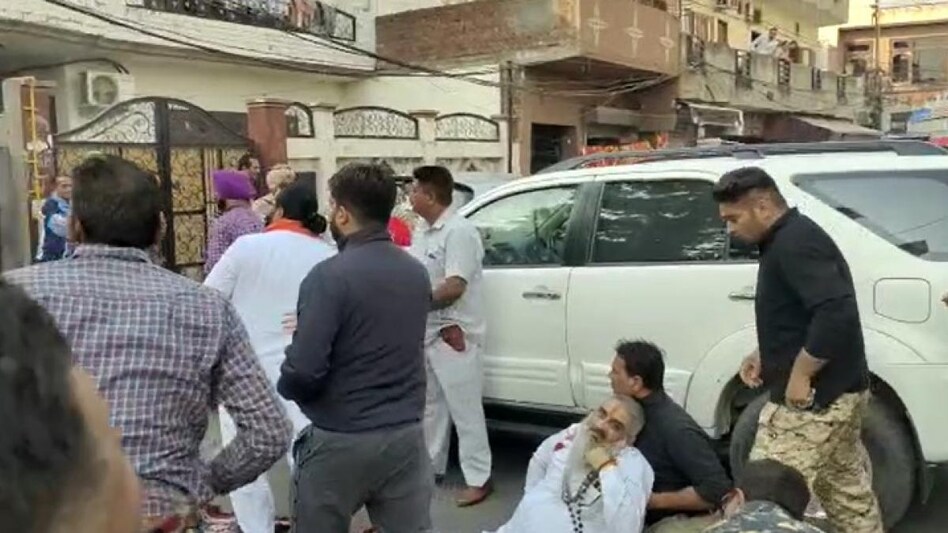 मंदिर के बाहर कूड़े में भगवानों की मूर्तियां मिलने के विरोध में दे रहे थे धरना मंदिर के बाहर कूड़े में भगवानों की मूर्तियां मिलने के विरोध में दे रहे थे धरना